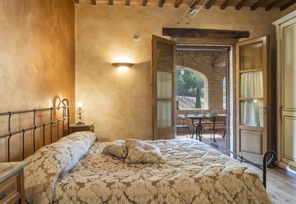 La camera matrimoniale al primo piano collegata con la terrazza - Le Terre di Nunzio
