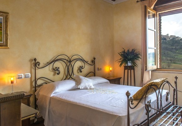 La camera matrimoniale al primo piano con bagno en-suite - Le Terre di Nunzio