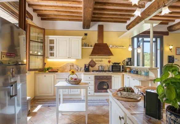 La moderna cucina all'estremità dell'open space - Le Terre di Nunzio