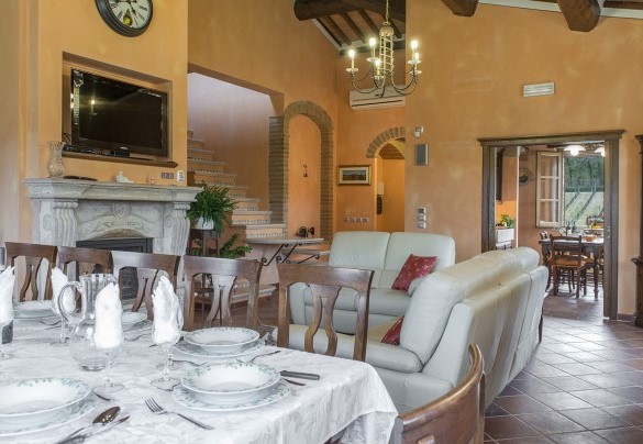 La zona pranzo e il salotto al primo piano - Le Terre di Nunzio
