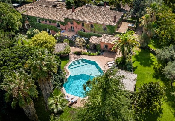 Le diverse sezioni della proprietà sono state sapientemente collegate da corridoi e scalinate - Linera