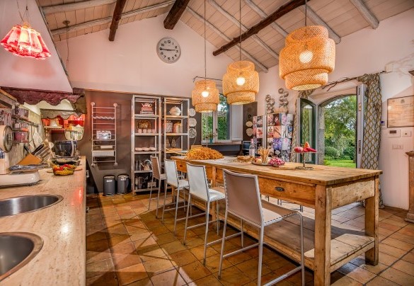 La cucina si apre sull’esterno che offre una zona pranzo all’aperto  - Linera