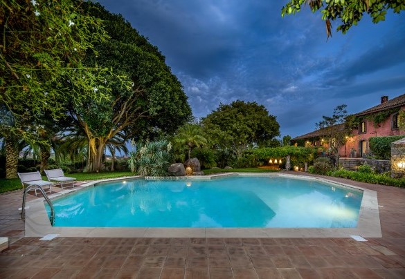La piscina è utilizzabile anche in notturna grazie all'illuminazione - Linera