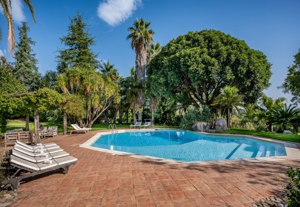 La piscina misura 12 x 7 metri con una profondità che varia da 1,20 a 2,50 metri - Linera