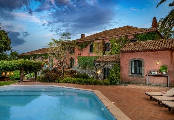 L’affaccio posteriore sul giardino e sulla zona piscina - Linera