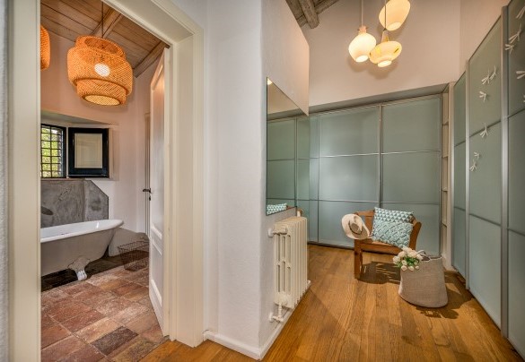 La cabina armadio e l’entrata al bagno ensuite della camera n. 3 - Linera