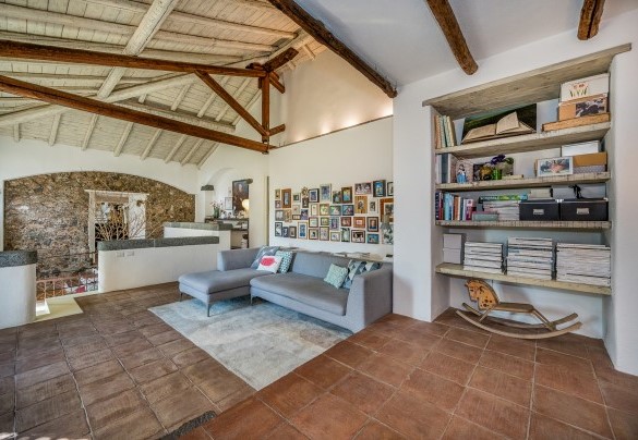 Il terzo living che fa da snodo tra la camera n.3 e il living principale - Linera