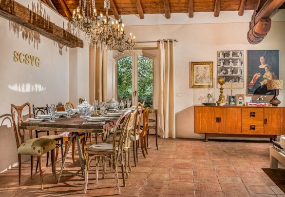 Il grande tavolo da pranzo nel living principale - Linera
