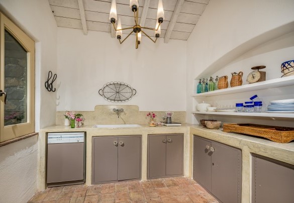 La cucina esterna in zona piscina - Linera