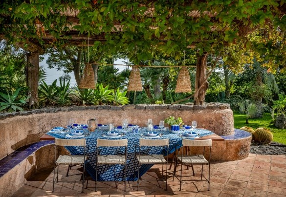 Pranzo sotto il pergolato in zona piscina - Linera
