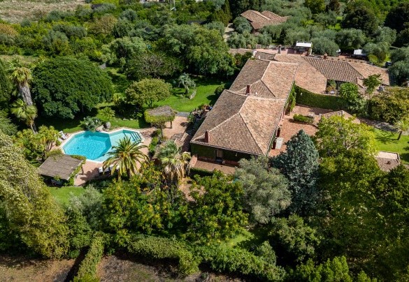 Linera si trova immersa in un'incantevole oasi mediterranea di 9.000 mq - Linera