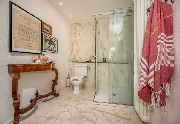 Il bagno ensuite con doccia n. 5 al piano inferiore - Linera