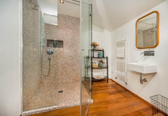 Il bagno con doccia nella zona SPA  - Linera