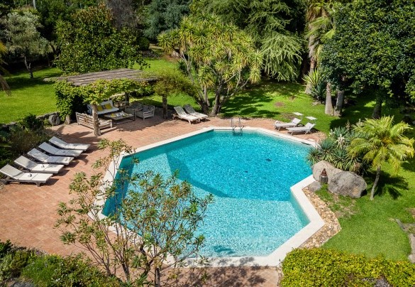 La piscina e la zona relax sotto il pergolato - Linera