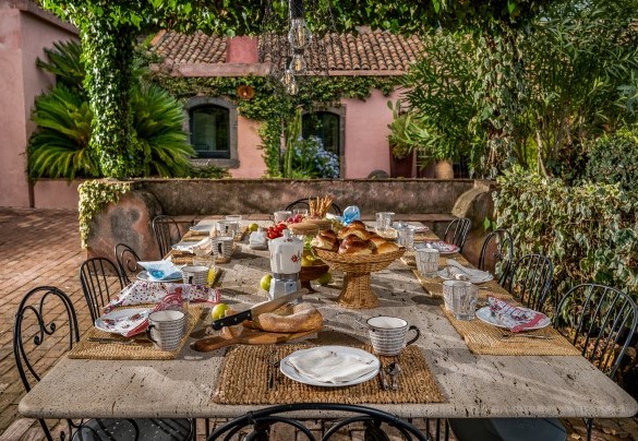 La zona pranzo esterna nel giardino di fronte all’uscio della cucina - Linera