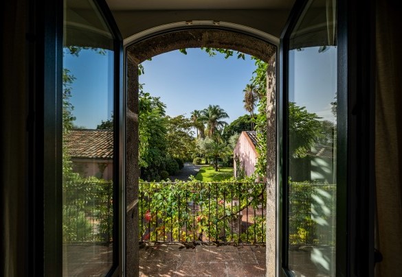 La porta finestra con accesso all’esterno dal terzo living  - Linera