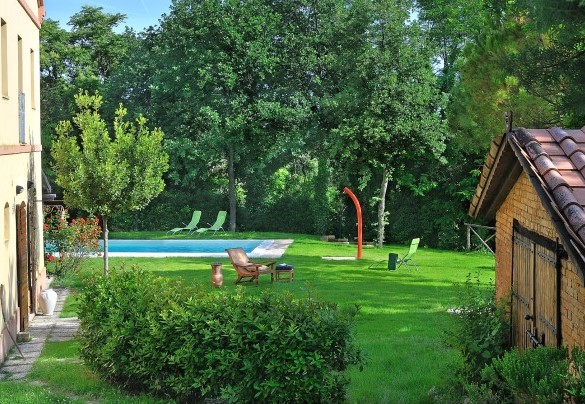 La piscina è dotata di lettini e doccia - Luce tra i Faggi