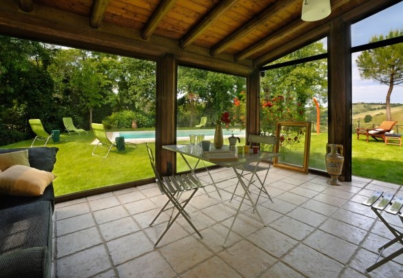 Veranda panoramica sulla piscina - Luce tra i Faggi