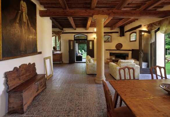 Stile classico e ampie vetrate per il salone con camino - Luce tra i Faggi