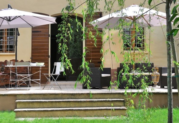 La cucina affaccia sulla terrazza con il tavolo per pranzare all'aperto - Luce tra i Faggi