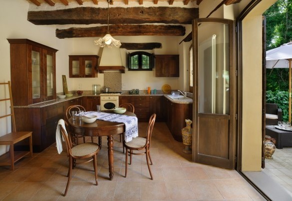 La cucina attrezzata si apre sulla terrazza - Luce tra i Faggi
