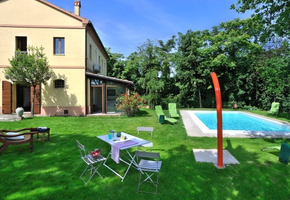 La piscina a pochi passi dalla veranda - Luce tra i Faggi