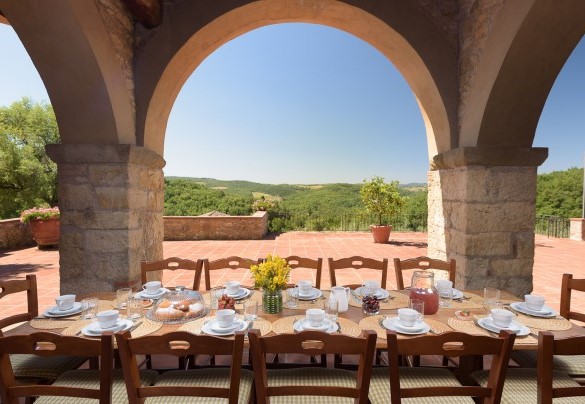 La splendida terrazza panoramica lastricata in cotto da cui si raggiungono il porticato, gli ingressi alla villa e le scale per l’area piscina - Marangole