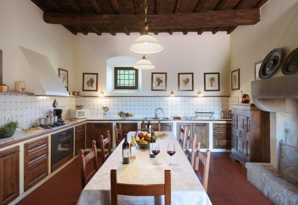La grande cucina abitabile in muratura con caminetto originale - Marangole