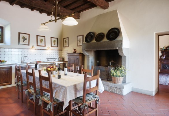 La grande cucina abitabile in muratura con caminetto originale collegata con la sala da pranzo - Marangole