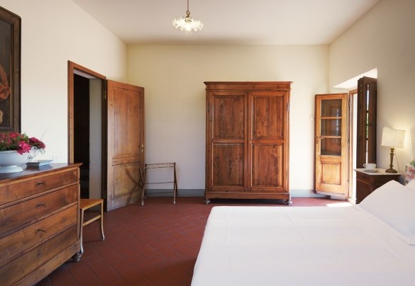 Double bedroom with en suite bathroom with shower on ground floor - Marangole