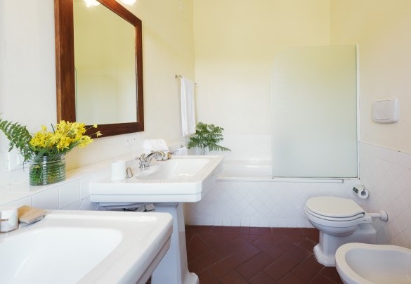 Bagno en-suite con vasca nella camera matrimoniale al piano terra - Marangole