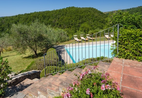 Dalla splendida terrazza panoramica, le scale per raggiungere l’area piscina - Marangole