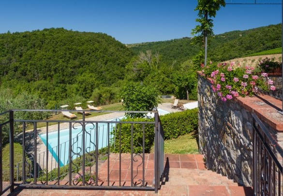 Dalla splendida terrazza panoramica, le scale per raggiungere l’area piscina - Marangole