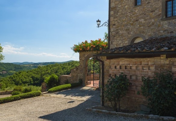 A pochi passi dall’area parcheggio si raggiunge il cancello d’ingresso - Marangole