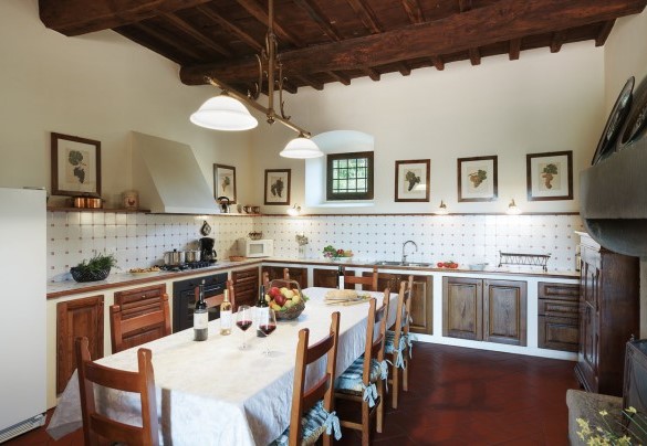 La grande cucina abitabile in muratura con caminetto originale - Marangole