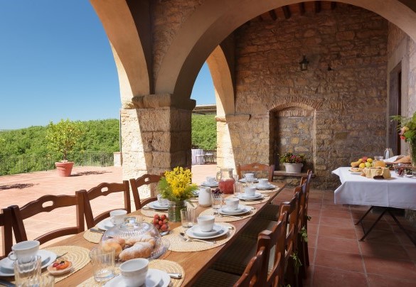 Il porticato con zona pranzo, in comoda posizione davanti agli ingressi della villa - Marangole