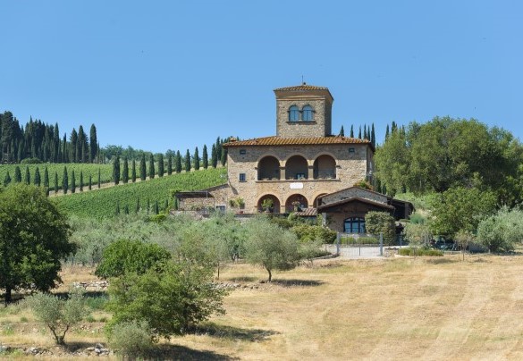 La residenza si distribuisce su tre livelli e termina con una torretta panoramica - Marangole