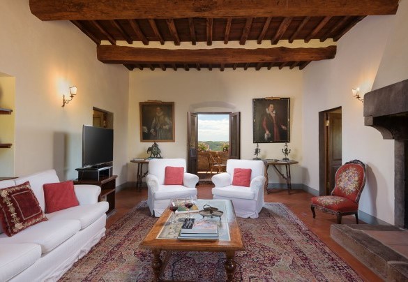 Sala tv che accede sulla veranda arredata con poltrone e tavolini - Marangole