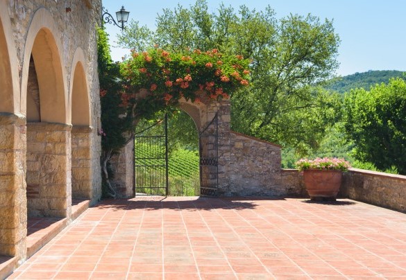 A pochi passi dall’area parcheggio si raggiunge il cancello d’ingresso - Marangole
