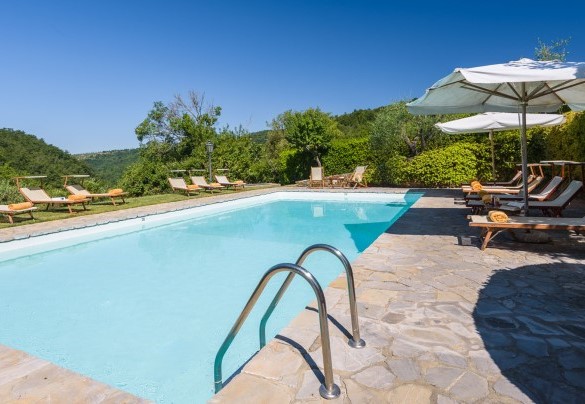 La piscina rettangolare, corredata di scaletta metallica, è depurata a cloro con misure 6 x 12 m - Marangole