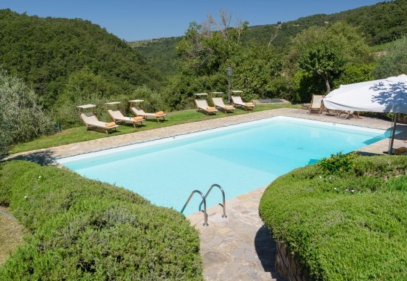 In un’area del giardino appartata che regala uno scenario di particolare fascino su quinte di vitigni che cingono la proprietà è adagiata la piscina - Marangole  