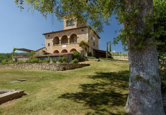 Siamo a 4 km dal celebre borgo di Radda in Chianti e dalle vicine Volpaia, Panzano, Gaiole, Greve che regaleranno scorci mozzafiato - Marangole