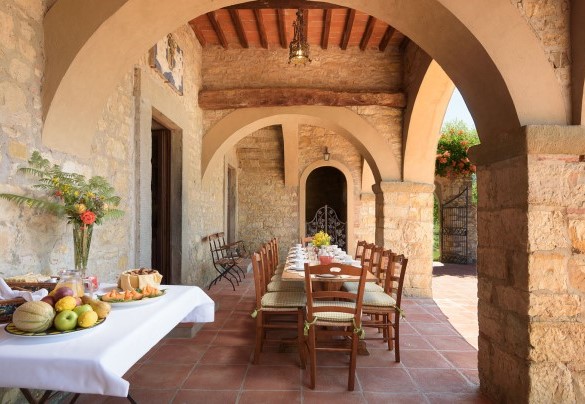 Il porticato con zona pranzo, in comoda posizione davanti agli ingressi della villa - Marangole