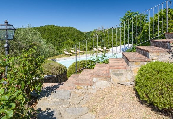 Dalla splendida terrazza panoramica, le scale per raggiungere l’area piscina - Marangole