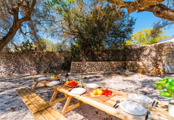 Shaded outdoor dining area - Masseria Grotta Antica