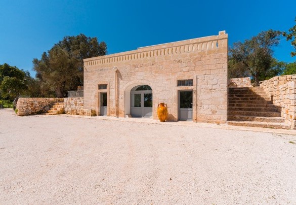 The main entrance of the farmhouse - Masseria Grotta Antica