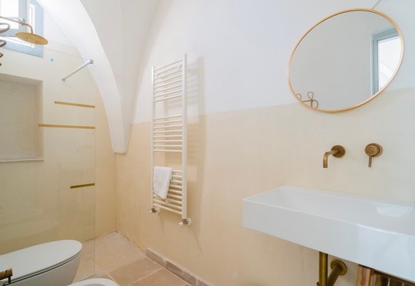 En-suite bathroom with shower no. 1 - Masseria Grotta Antica