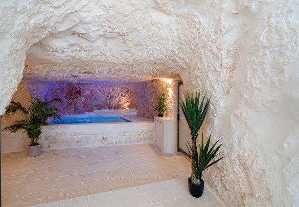 Indoor pool with hydromassage located in the ancient wine press - Masseria Grotta Antica