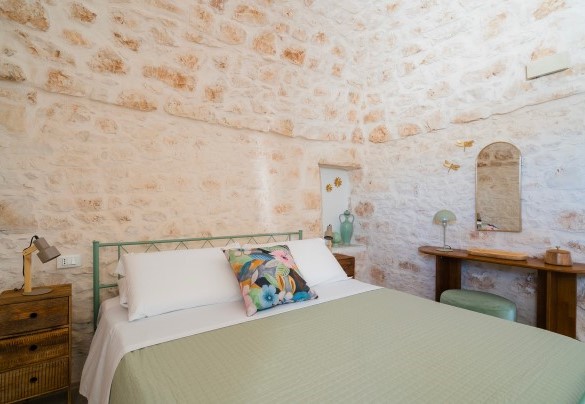 Double bedroom no. 2 with en-suite bathroom - Masseria Grotta Antica
