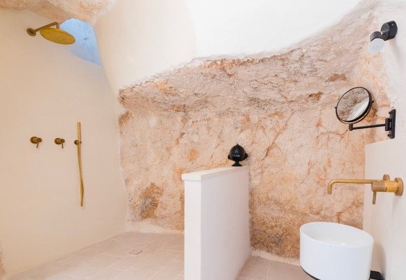 The shower area carved into the rock - Masseria Grotta Antica